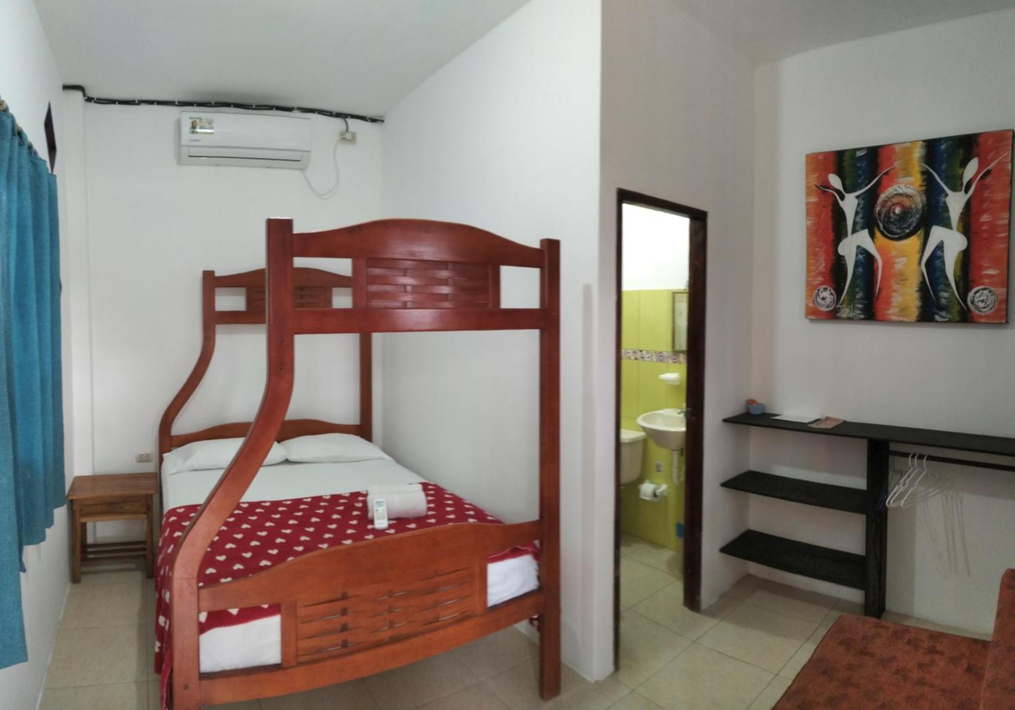 Hostal Casa Taisha มอนตาญิตาร์ ภายนอก รูปภาพ