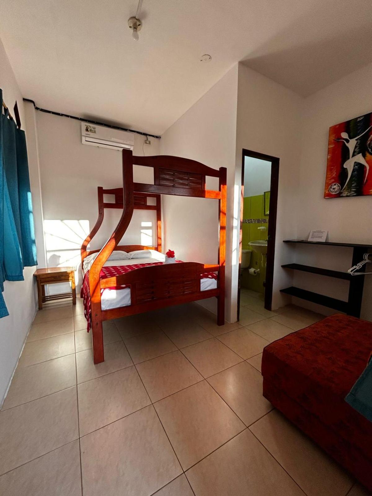 Hostal Casa Taisha มอนตาญิตาร์ ภายนอก รูปภาพ