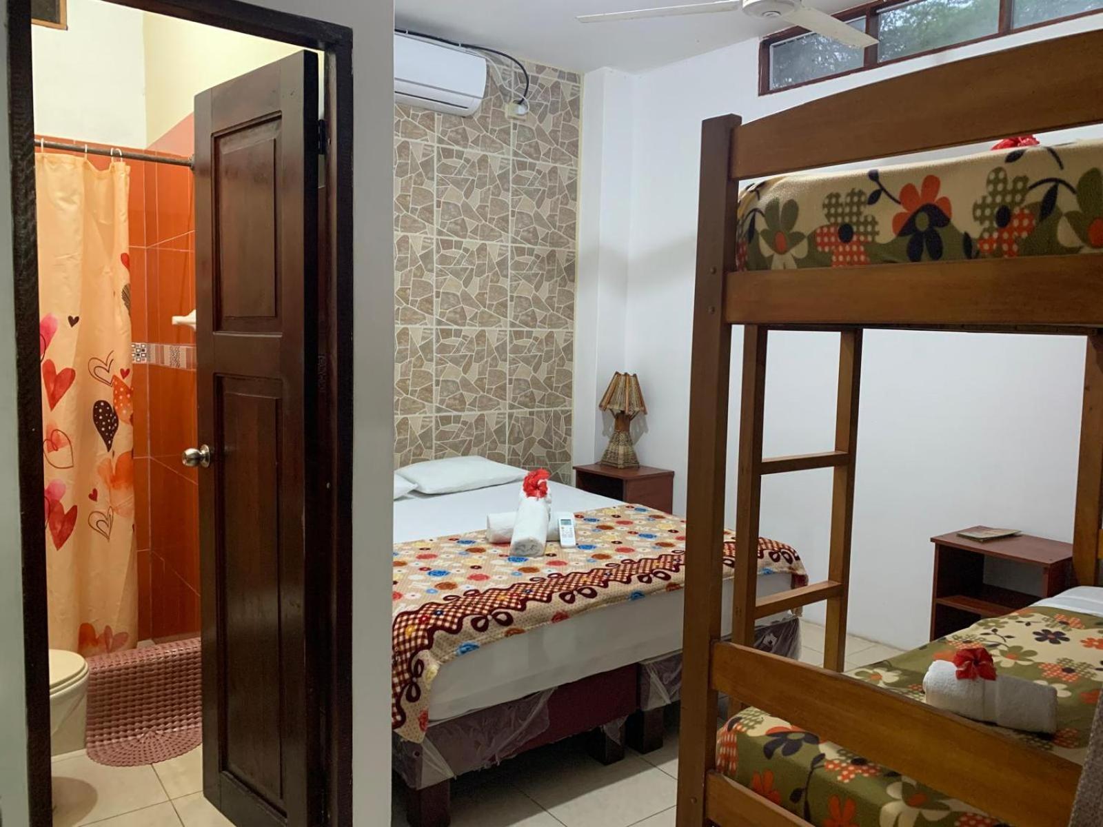 Hostal Casa Taisha มอนตาญิตาร์ ภายนอก รูปภาพ
