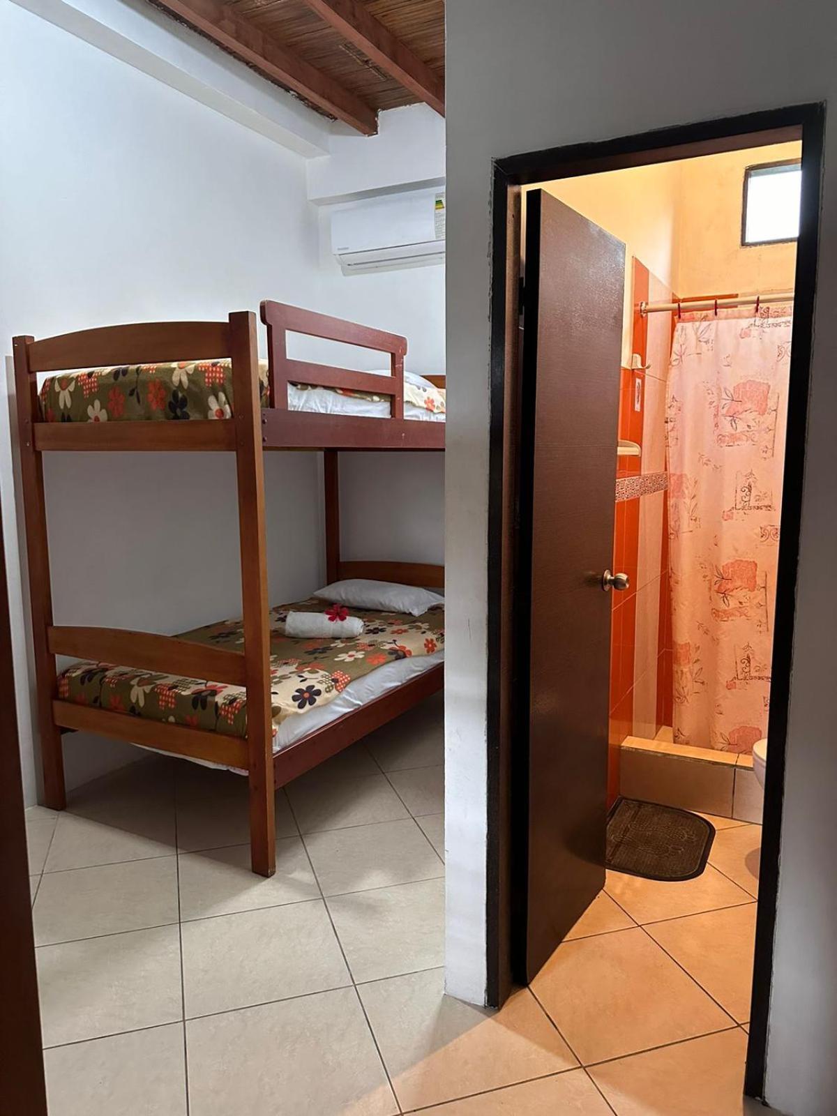 Hostal Casa Taisha มอนตาญิตาร์ ภายนอก รูปภาพ