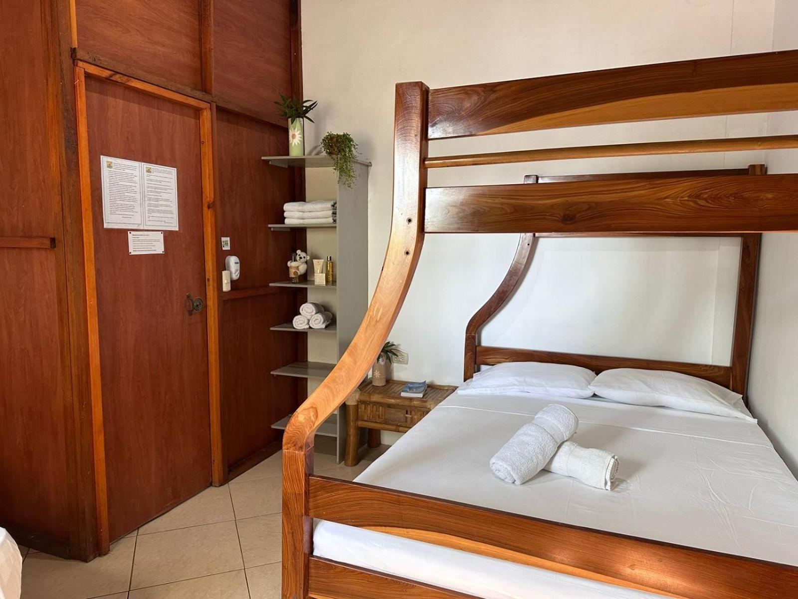 Hostal Casa Taisha มอนตาญิตาร์ ภายนอก รูปภาพ
