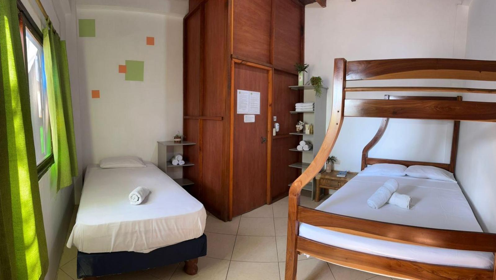 Hostal Casa Taisha มอนตาญิตาร์ ภายนอก รูปภาพ